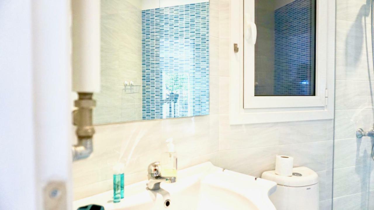 Stylish Apartment With Patio, 5Min To Metro أثينا المظهر الخارجي الصورة