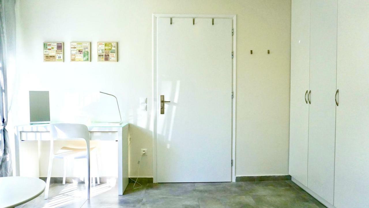 Stylish Apartment With Patio, 5Min To Metro أثينا المظهر الخارجي الصورة